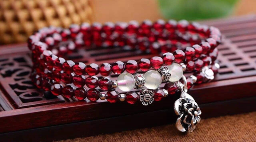 石榴石：照亮黑夜、见证爱情